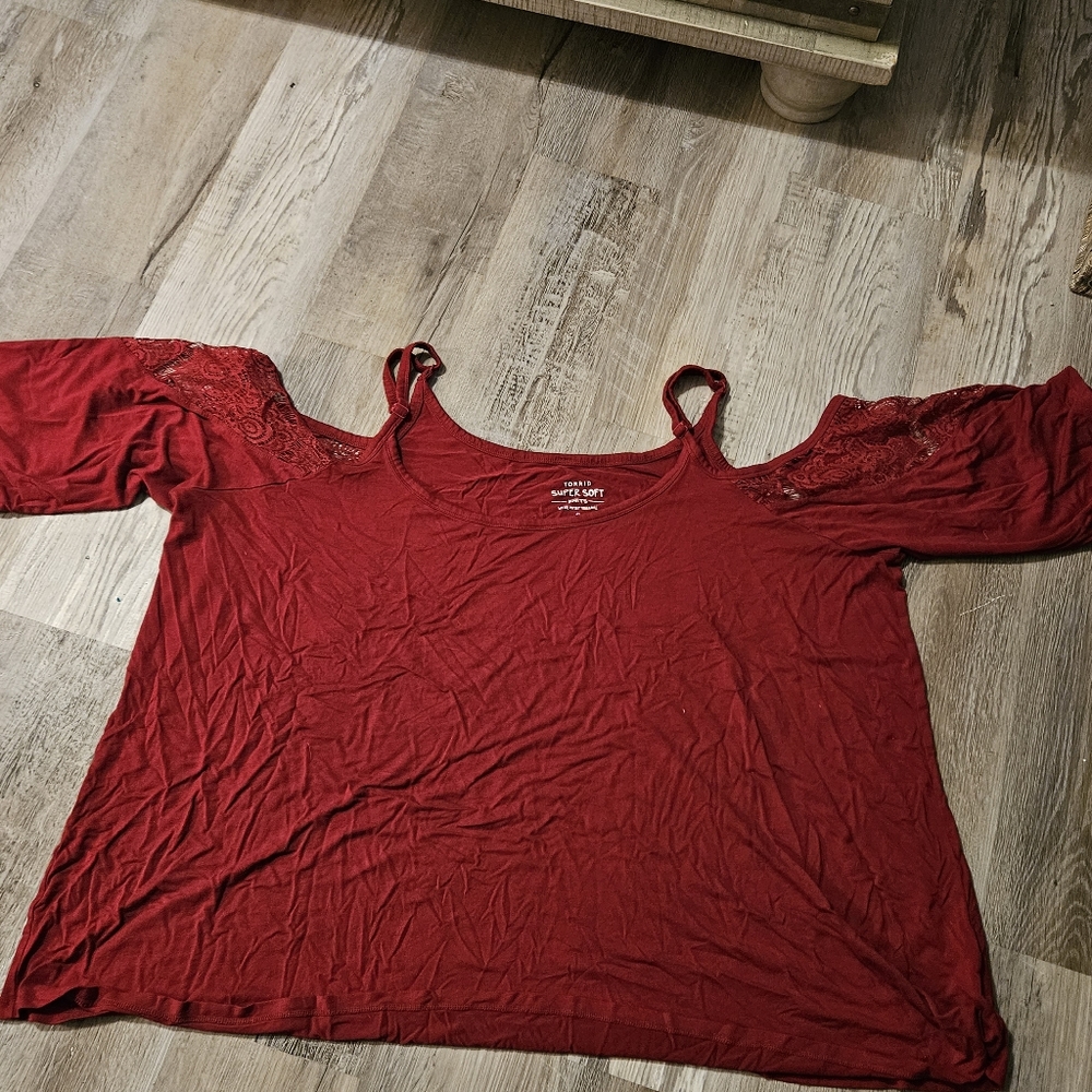 Torrid Cold shoulder top Super Soft w/ lace Size 4